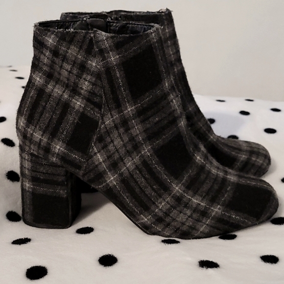Diba Shoes - Diba black and gray plaid ankle boots, size 7.
